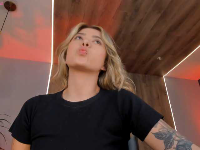 EveBenson live cam on BongaCams