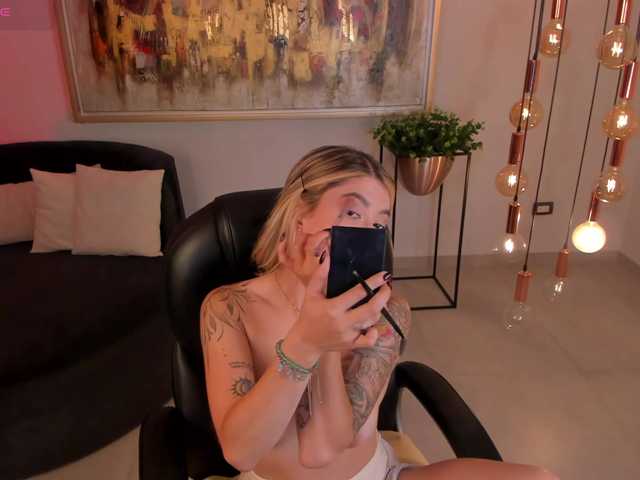 EveBenson live cam on BongaCams