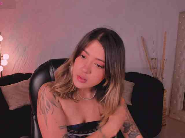 EveBenson Live Webcam on BongaCams