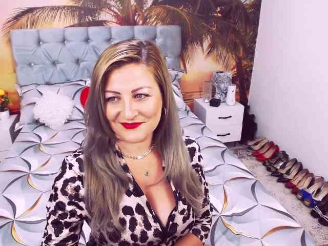 EviaJoness webcam