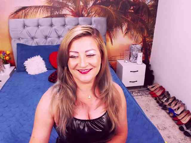 EviaJoness webcam