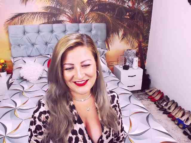 EviaJoness webcam