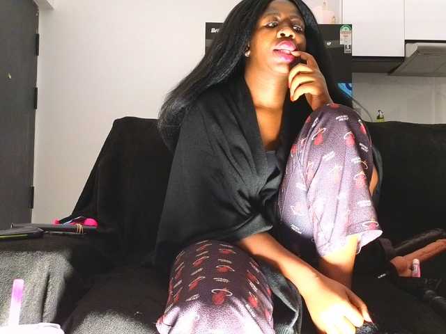 Assiology live cam on BongaCams