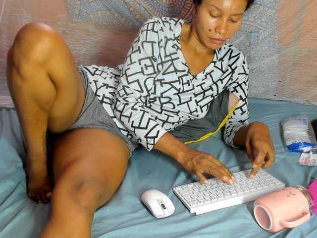 alia2424 live cam on BongaCams