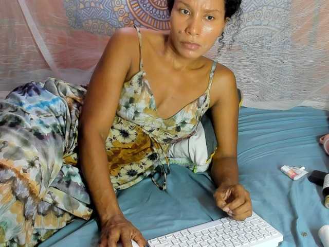 alia2424 live cam on BongaCams