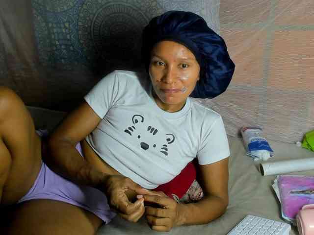 alia2424 webcam