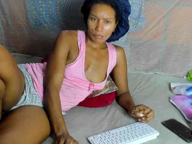 alia2424 webcam
