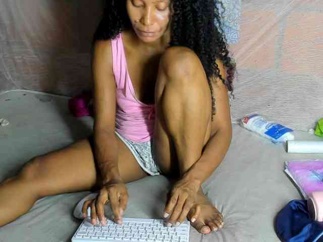 alia2424 webcam