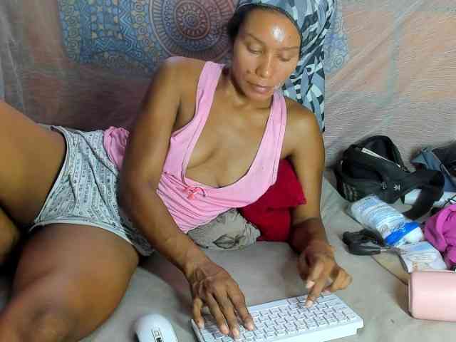 alia2424 webcam
