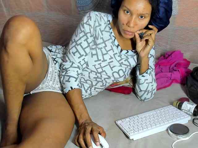 alia2424 webcam