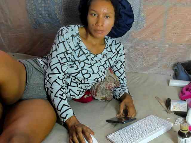 alia2424 webcam