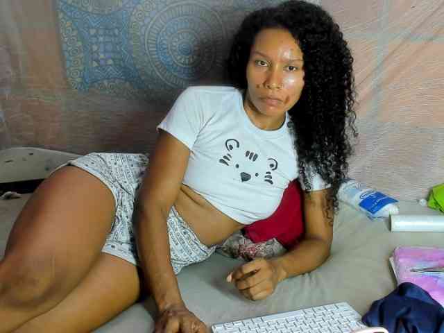 alia2424 webcam