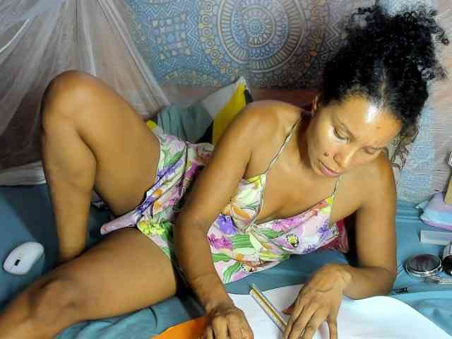 alia2424 webcam