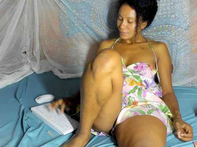alia2424 webcam