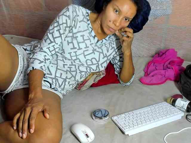 alia2424 webcam