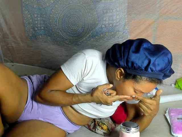 alia2424 webcam