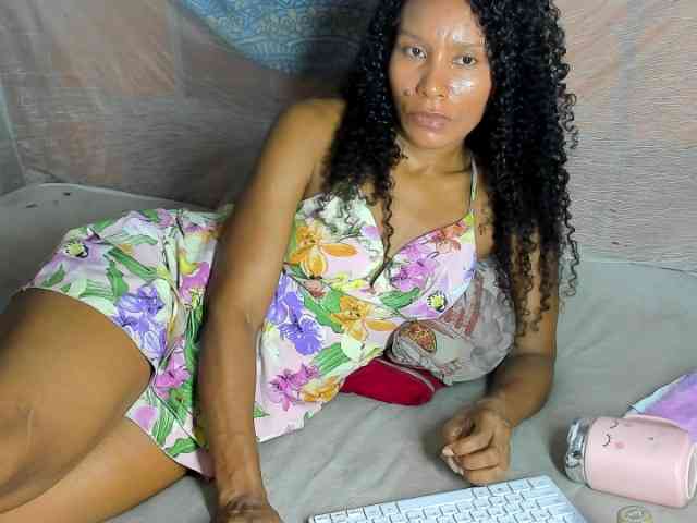 alia2424 webcam