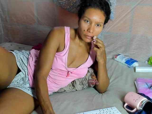 alia2424 webcam