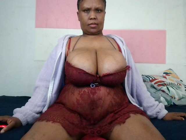 le modèle BIGTITTISXX est en webcam porno dans un show sur le site bongacams, il possède les tags suivants: Ebony,Brunette,Hairy
