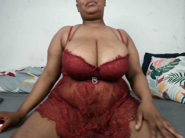 le modèle BIGTITTISXX est en webcam porno dans un show sur le site bongacams, il possède les tags suivants: Ebony,Brunette,Hairy