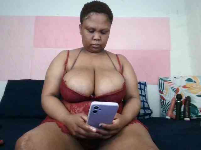 Modella: BIGTITTISXX