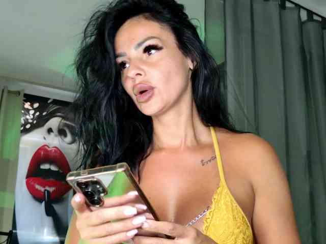 Ella-Hottie webcam