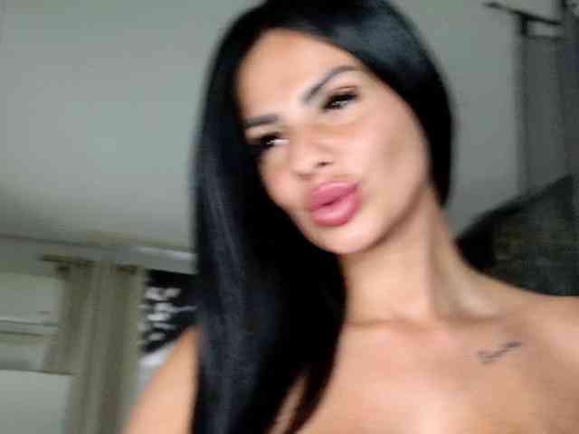 Ella-Hottie webcam