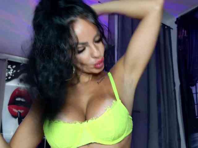 Ella-Hottie webcam