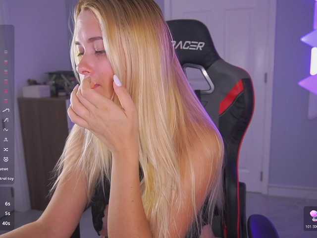 DanikaDillan live cam on BongaCams