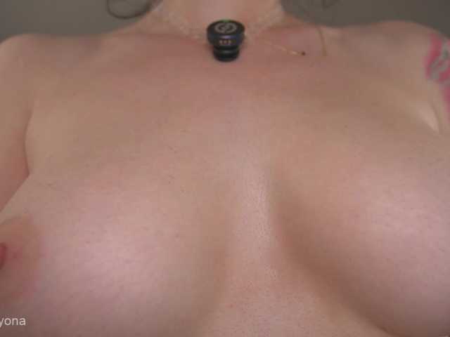 alyonaqueen live cam on BongaCams