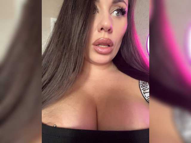 -Hennessy-'s BongaCams show and profile