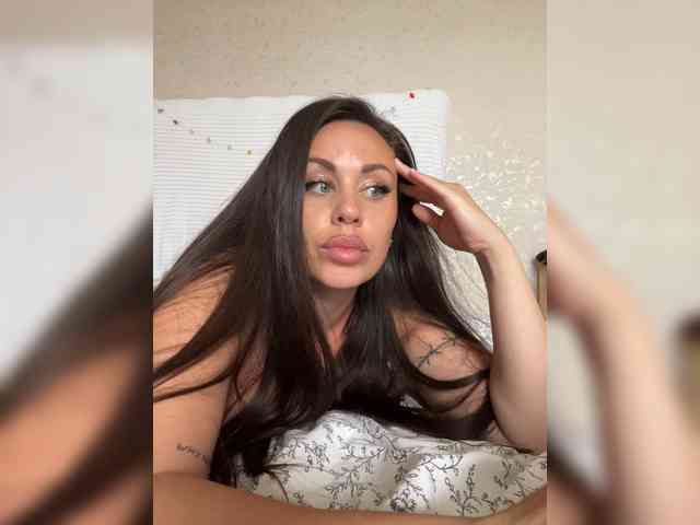 -Hennessy- Sex Cam Show