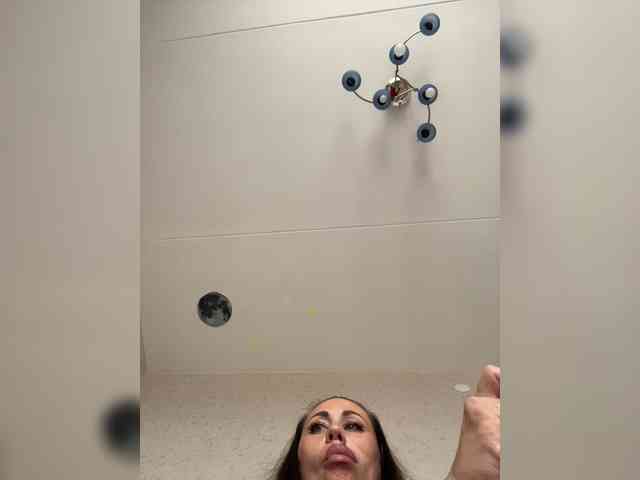 -Hennessy- Sex Cam Show