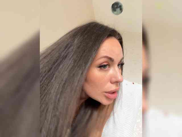 -Hennessy- Sex Cam Show