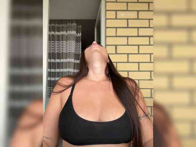 -Hennessy- Sex Cam Show