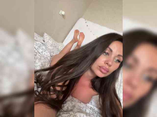 -Hennessy- Sex Cam Show