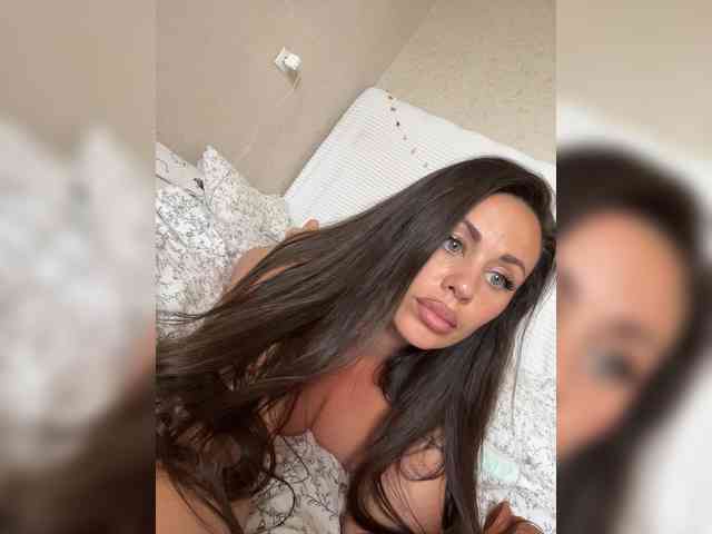 -Hennessy- Sex Cam Show