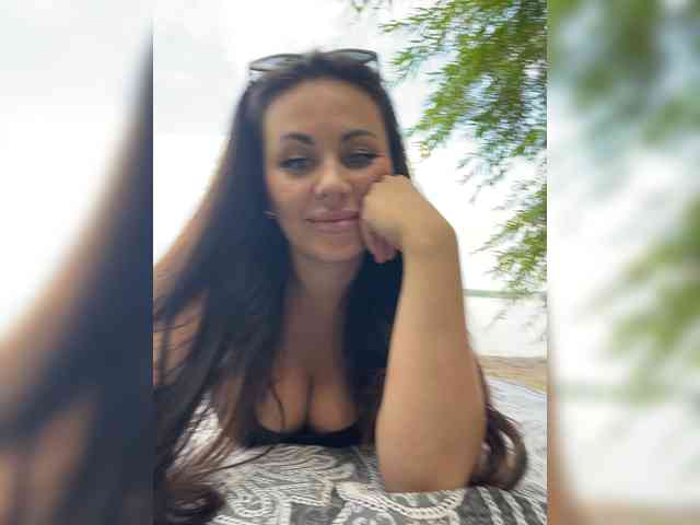 -Hennessy- Sex Cam Show