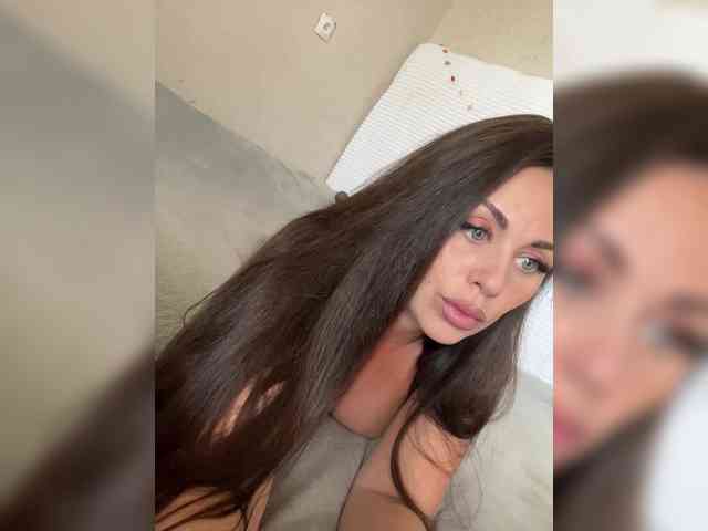 -Hennessy- Sex Cam Show