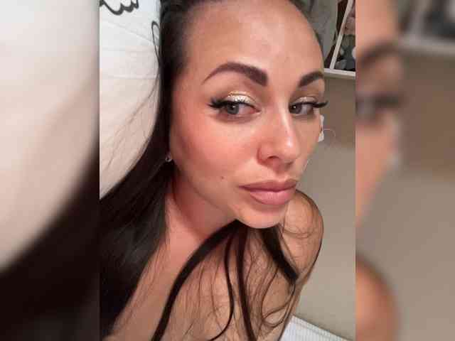 -Hennessy- Sex Cam Show