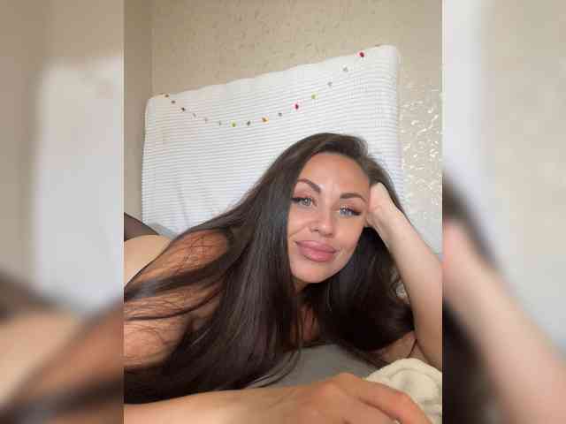 -Hennessy- Sex Cam Show