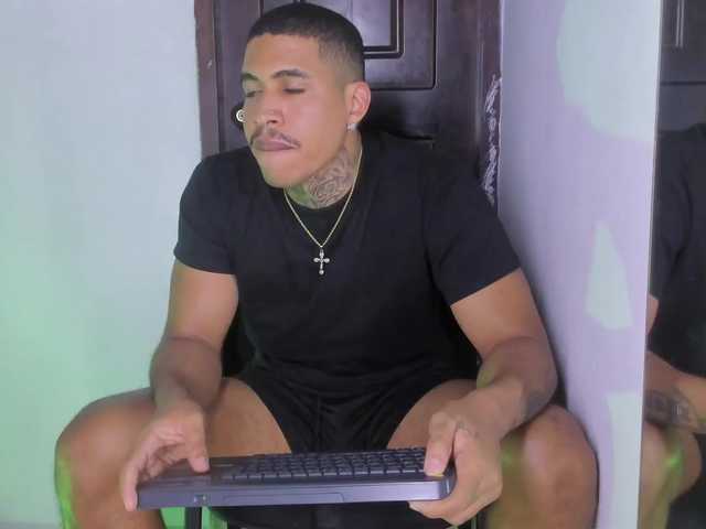 drakehot1 live webcam show