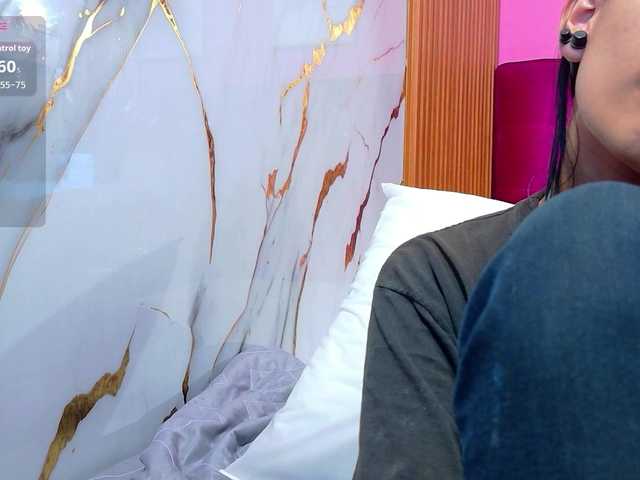 yourcuteneighbourr live cam on BongaCams