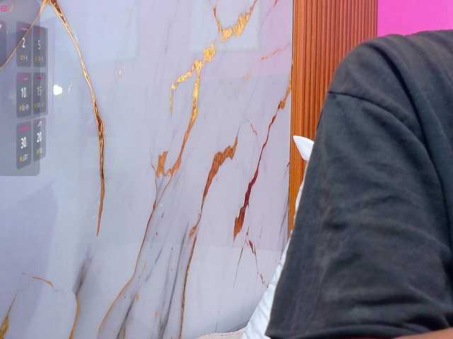 yourcuteneighbourr live cam on BongaCams