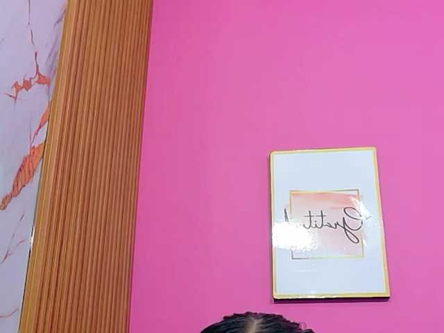 yourcuteneighbourr live cam on BongaCams