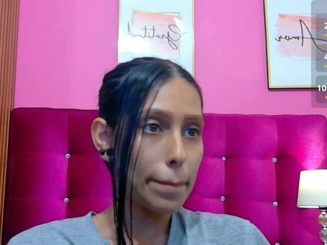 yourcuteneighbourr live cam on BongaCams