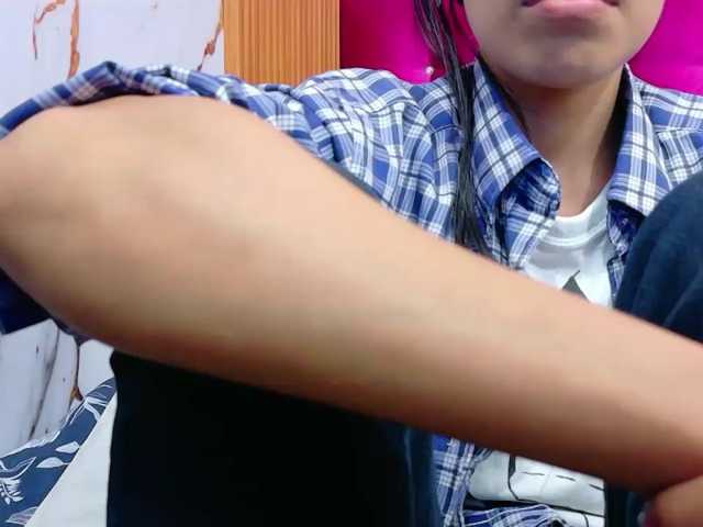 yourcuteneighbourr live cam on BongaCams