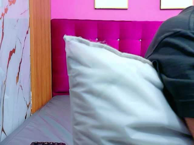 yourcuteneighbourr live cam on BongaCams