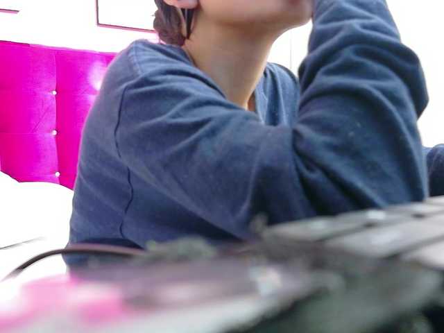 yourcuteneighbourr live cam on BongaCams