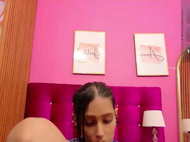 yourcuteneighbourr live cam on BongaCams